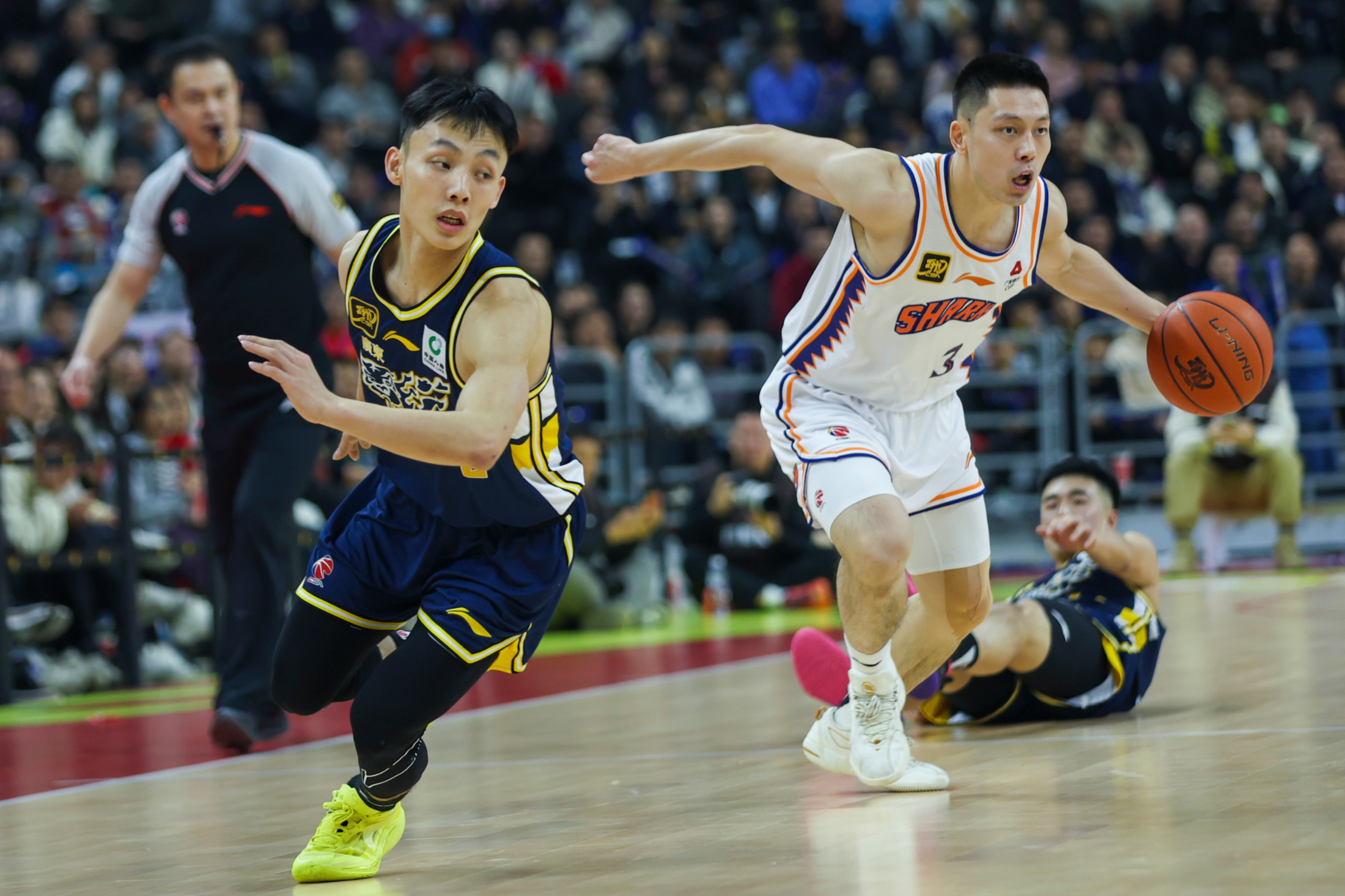 南宫28- 篮协重罚新疆男篮群殴事件 